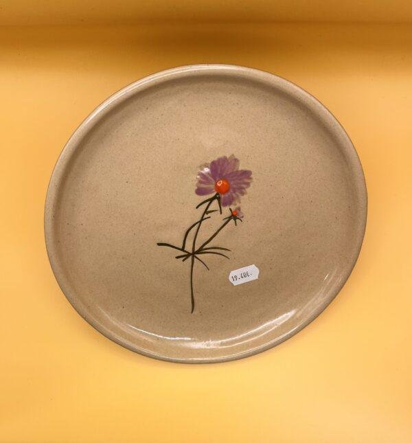 Assiette avec fleur mauve