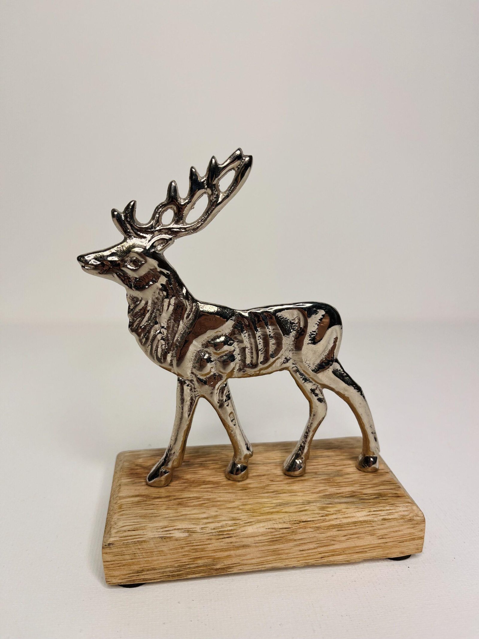 Cerf Argenté sur bois – Image 2