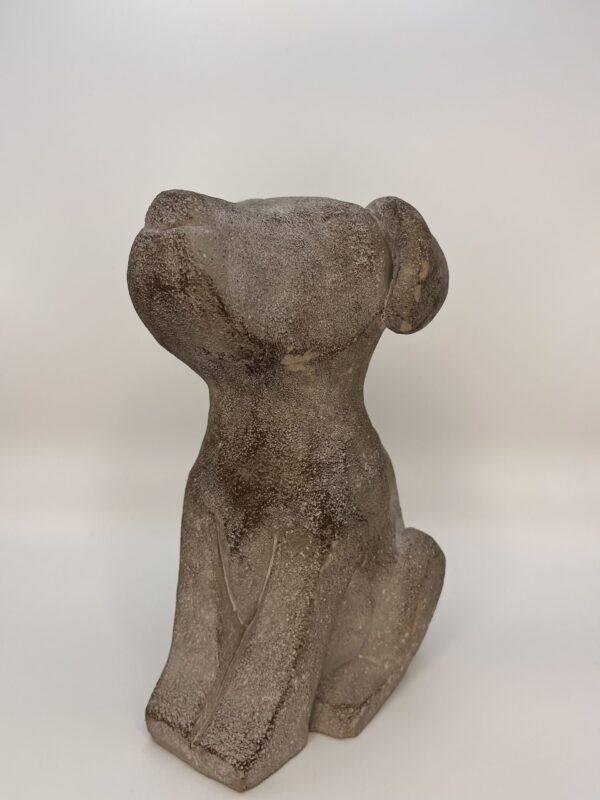 Chien effet pierre