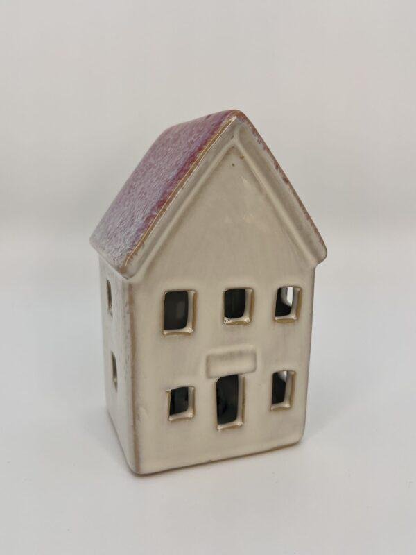 Grande maison, toit rose