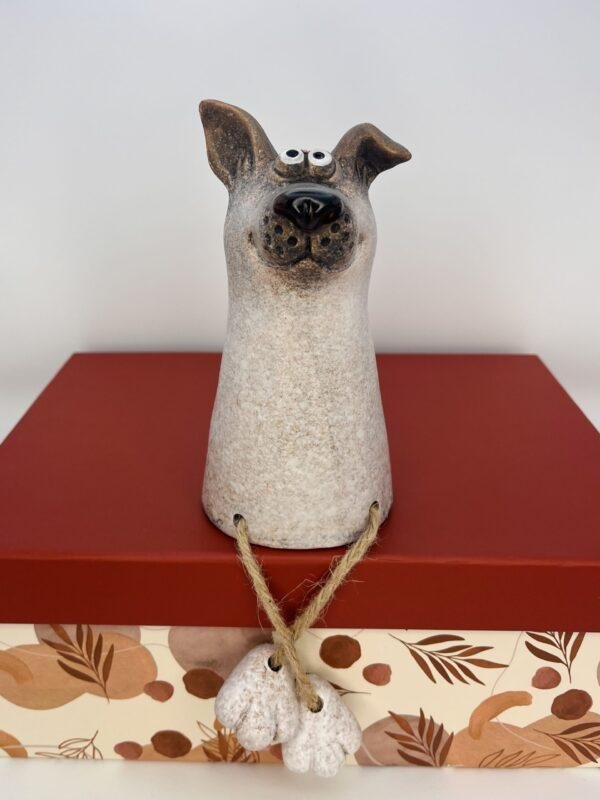 Chien pattes pendantes