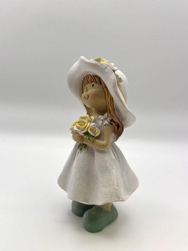 Petite fille à robe et chapeau blanc