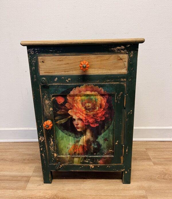 Table de nuit – Femme à la pivoine