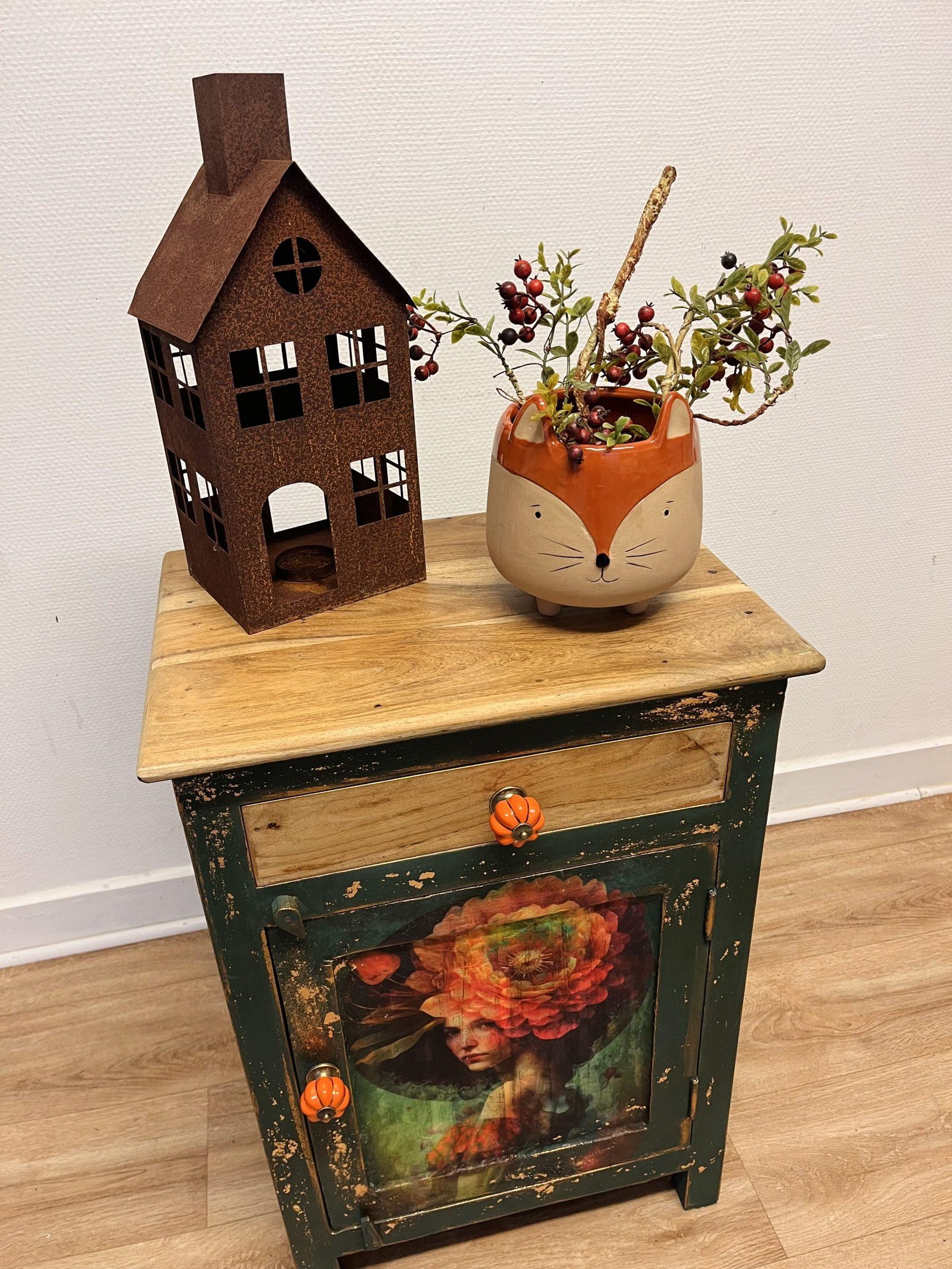 Table de nuit – Femme à la pivoine
