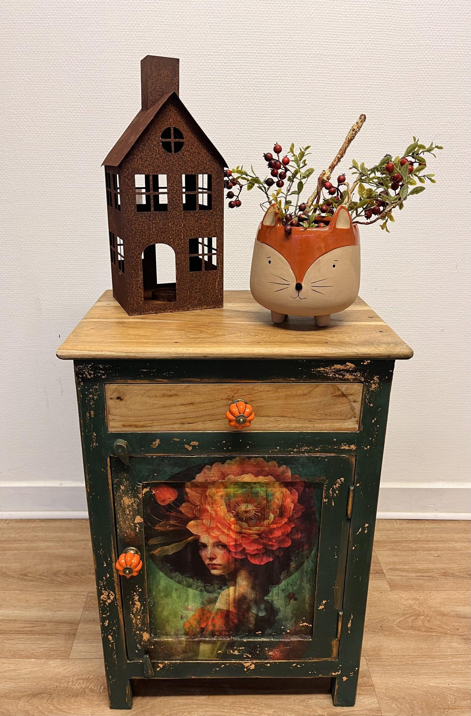 Table de nuit – Femme à la pivoine