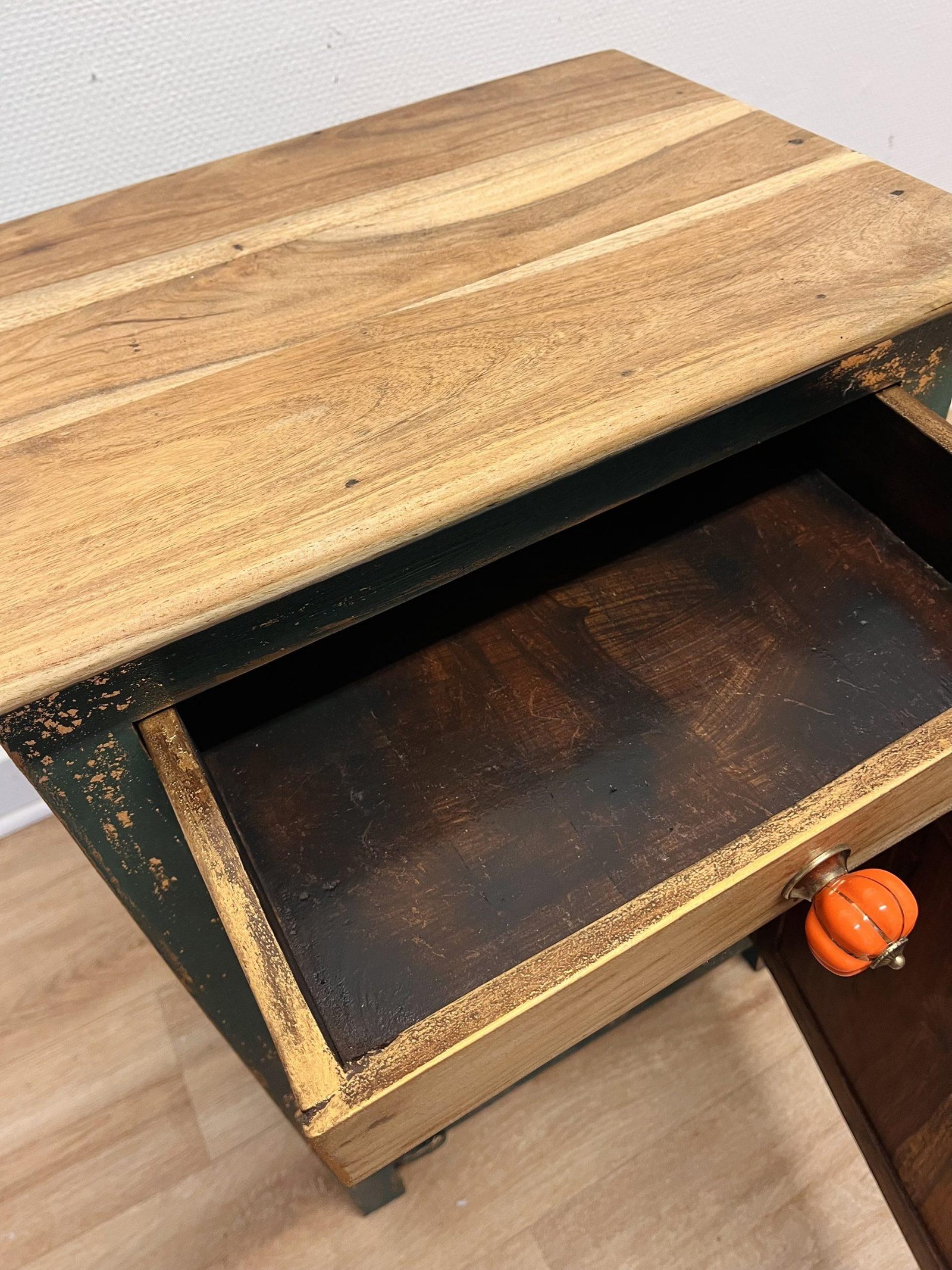 Table de nuit – Femme à la pivoine