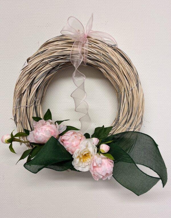 Couronne paille claire et fleurs roses