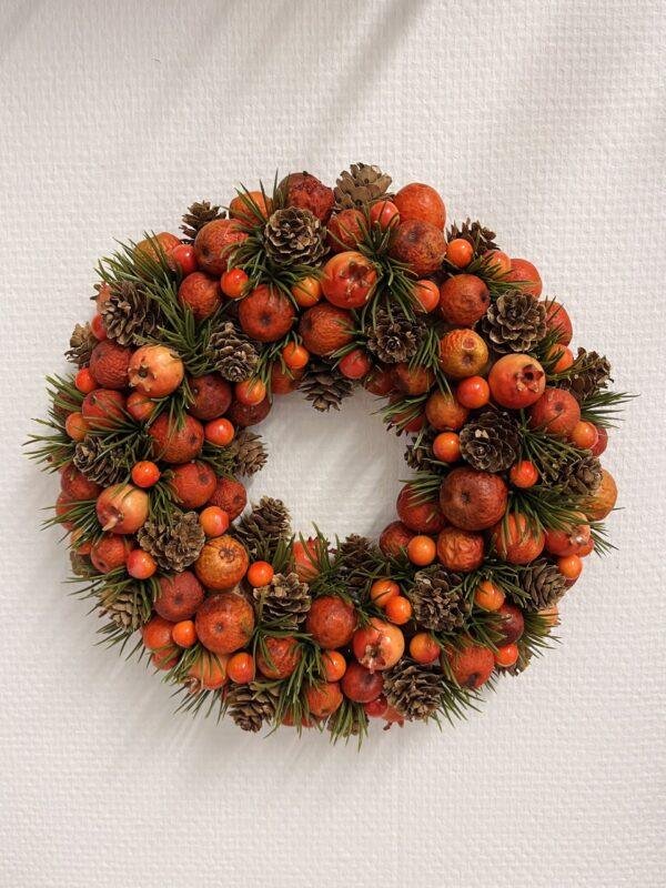 Couronne baies et pommes de pin
