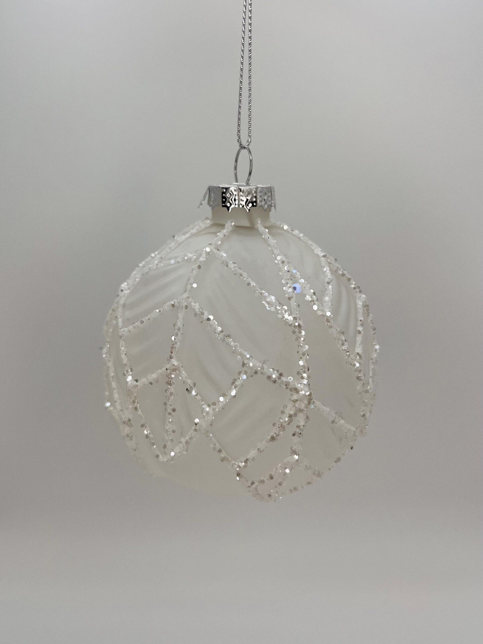 Boule de Noël blanche givrée - Feuilles – Image 3