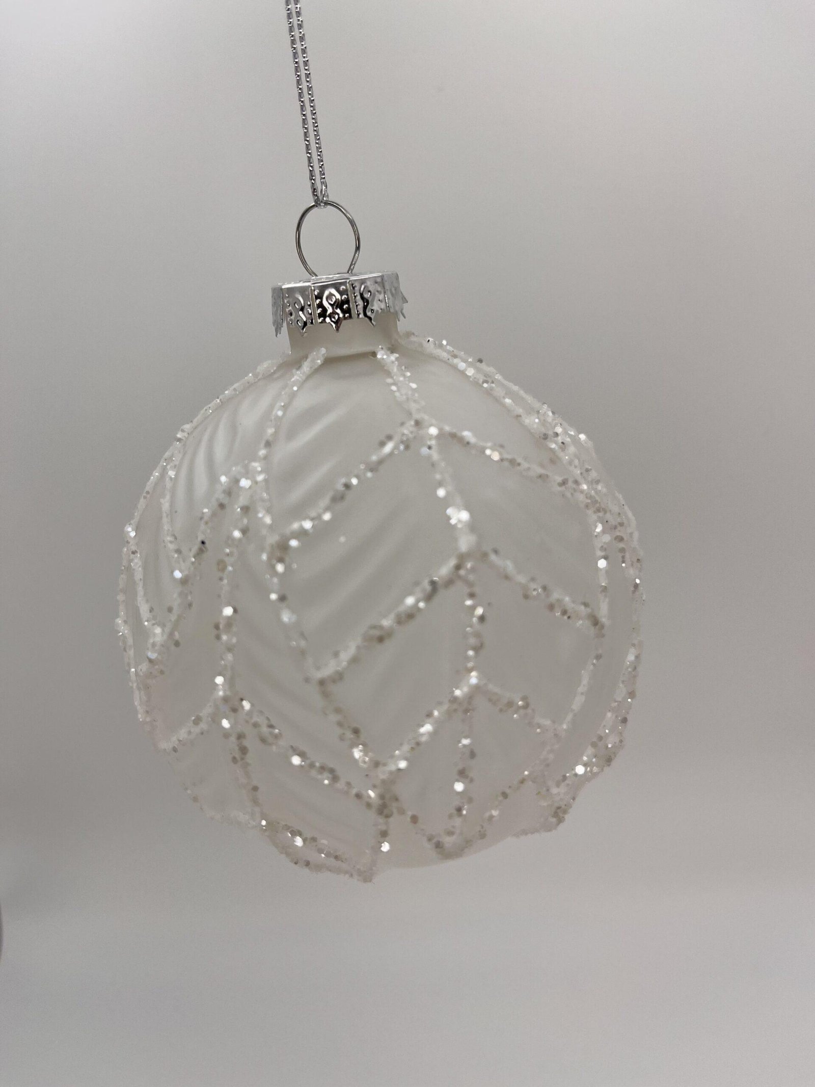 Boule de Noël blanche givrée - Feuilles – Image 2
